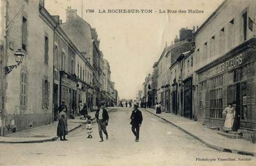 on trouve aussi une carte postale ancienne de la Roche-sur-Yon montrant une Brasserie des Fleurs, Rue des Halles