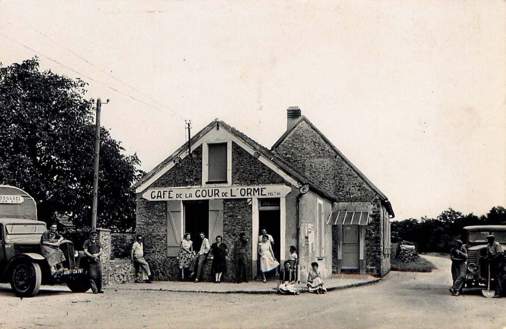 Caf� de la Cour � Grosrouvre (78)