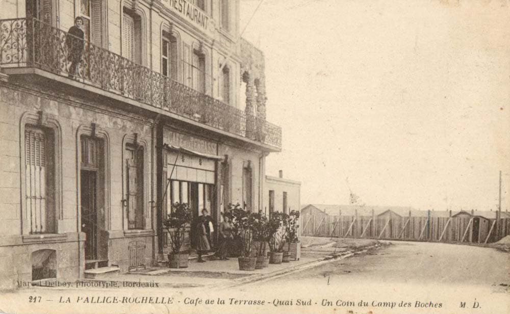 Un Caf� de la Terrasse � La Pallice-Rochelle