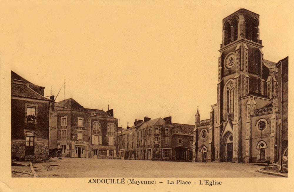 Andouill� (Mayenne - 53) - La Place - L'Eglise