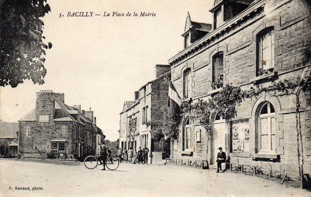 Bacilly (Manche - 50) - La Place de la Mairie