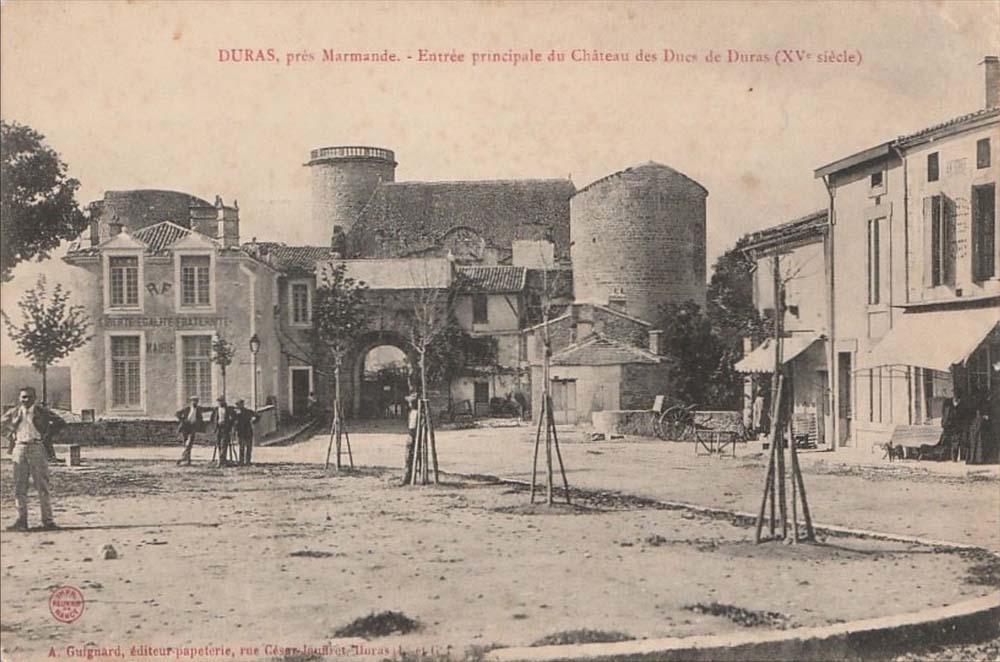 Duras, près Marmande - Entrée principale du Château des Ducs de Duras (XVe siècle)