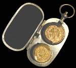 Porte-pi�ces de 10 et 20 francs or en m�tal, ouvert