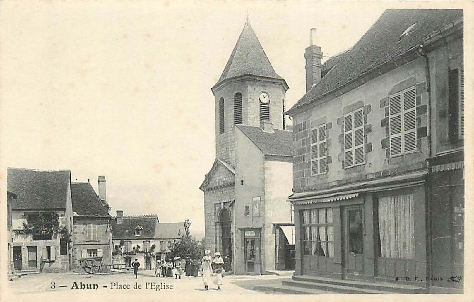 Ahun (23150 - Creuse) - Place de l'Eglise