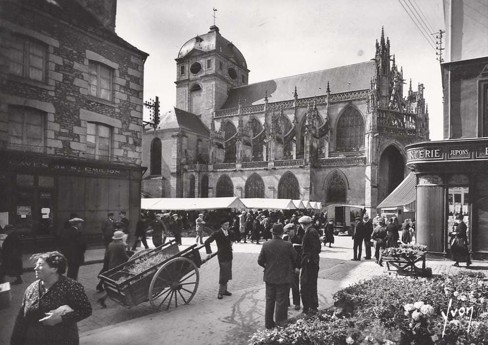 Alen�on (61000 - Orne) - Place de l'Eglise Notre-Dame