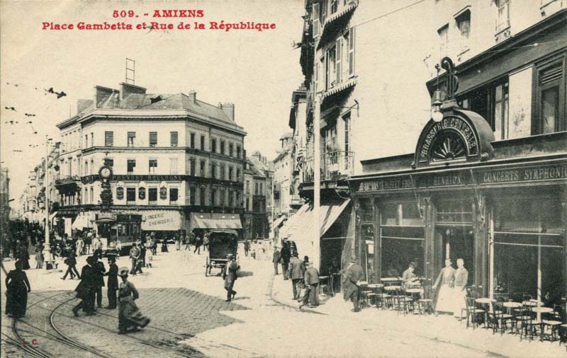 Carte postale d'Amiens - Place Gambetta et Rue de la République avec la Brasserie Centrale