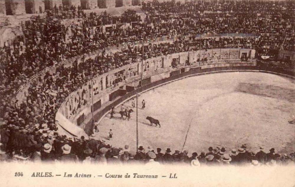 Arles (13200 - Bouches-du-Rh�ne) - Les Ar�nes - Course de Taureaux