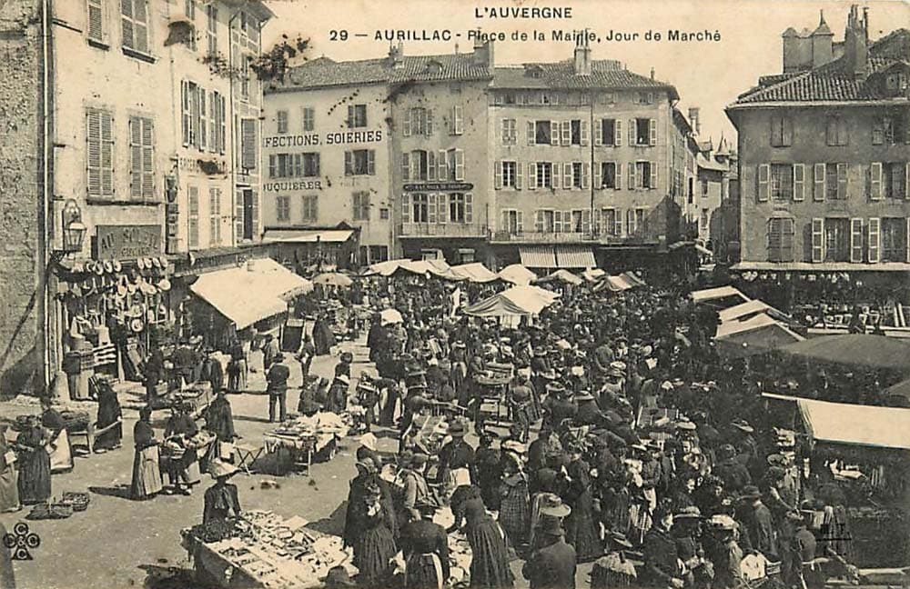 Aurillac (15000 - Cantal) - Place de la Mairie un jour de March�