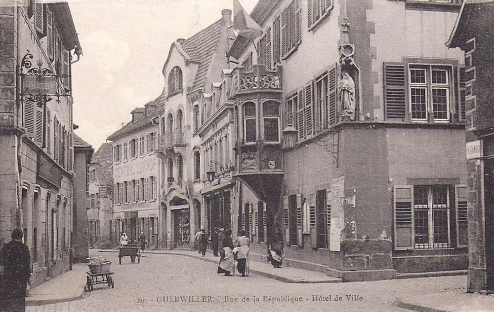 Carte postale ancienne: Guebwiller - Rue de la R�publique - H�tel de Ville - Central Luxhof