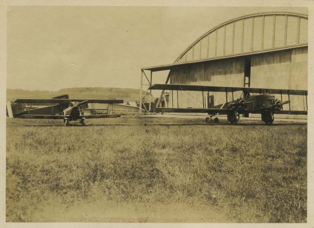 Avions devant un hangar sur la base d'Esseey-les-Nancy