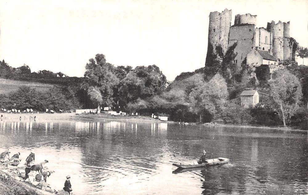 Bourbon-l'Archambault (03160 - Allier) - L'Etang et le Ch�teau