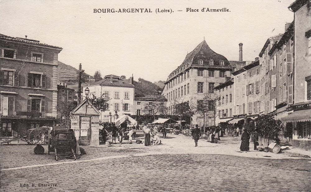Bourg-Argental (42220 - Loire) - Place d'Armeville