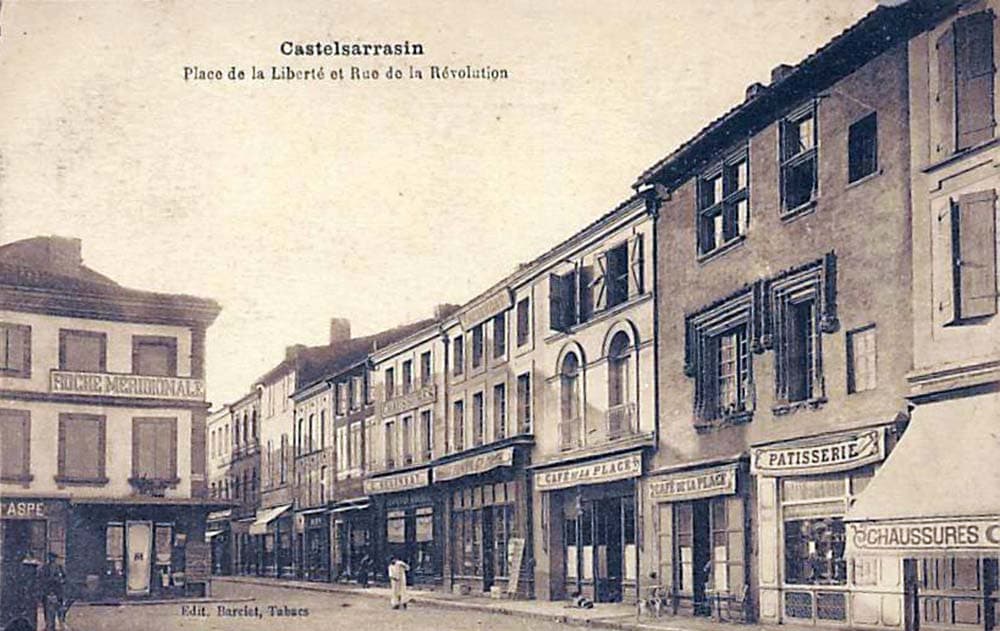 Castelsarrasin (82100 - Tarn-et-Garonne) - Place de la Libert� et Rue de la R�volution (avec le Grand Caf� de la Place)
