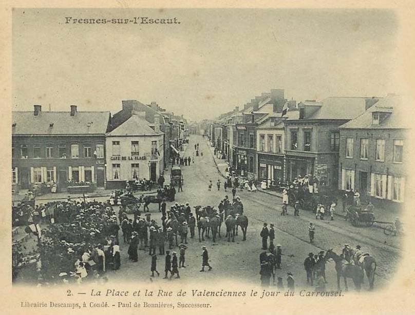 Fresnes-sur-Escaut (59970 - Nord) - La Place et la Rue de Valenciennes le jour du Carrousel