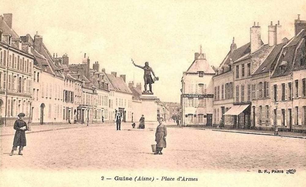 Guise (02120 - Aisne) - La Place d'Armes et la Statue de Camille Desmoulins