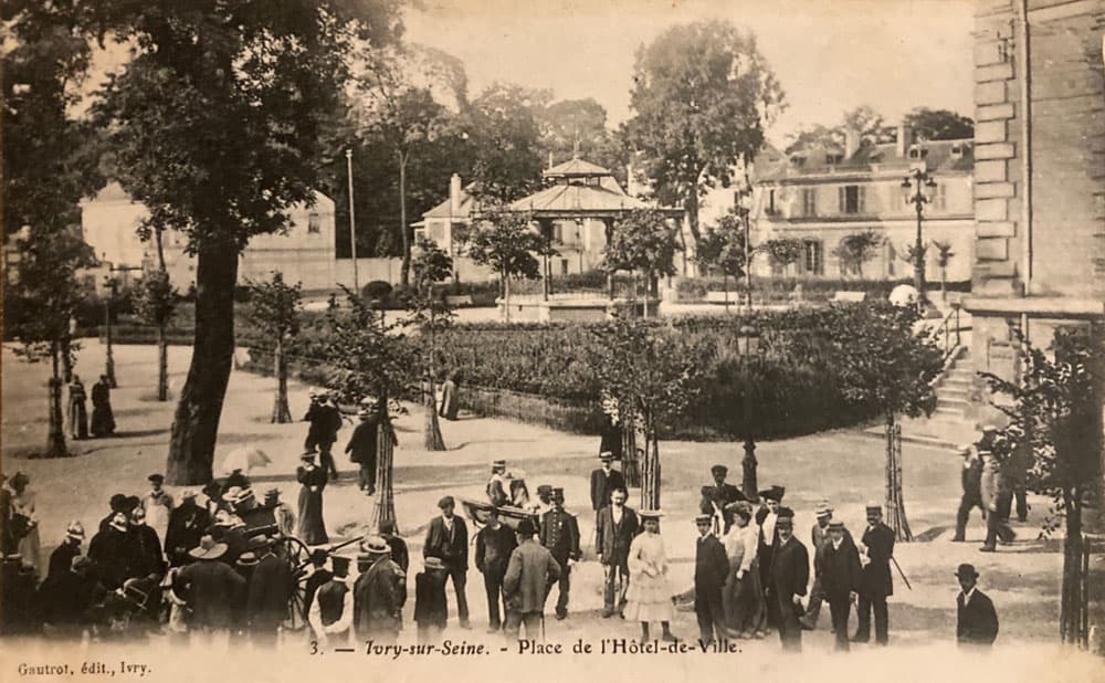 Ivry-sur-Seine (94200 - Val-de-Marne) - Place de l'H�tel de Ville