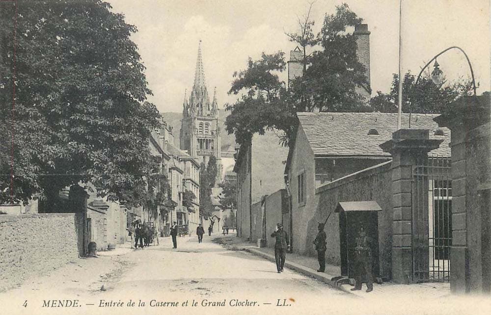 Mende - Entr�e de la Caserne de le Grand Clocher