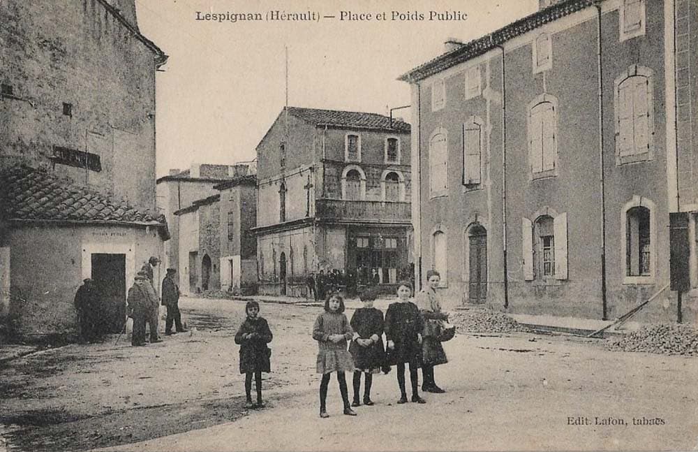 Lespignan (34710 - H�rault) - Place et Poids Public