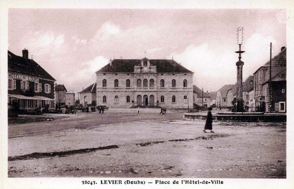 Levier (25270 - Doubs) - Place de l'H�tel de Ville