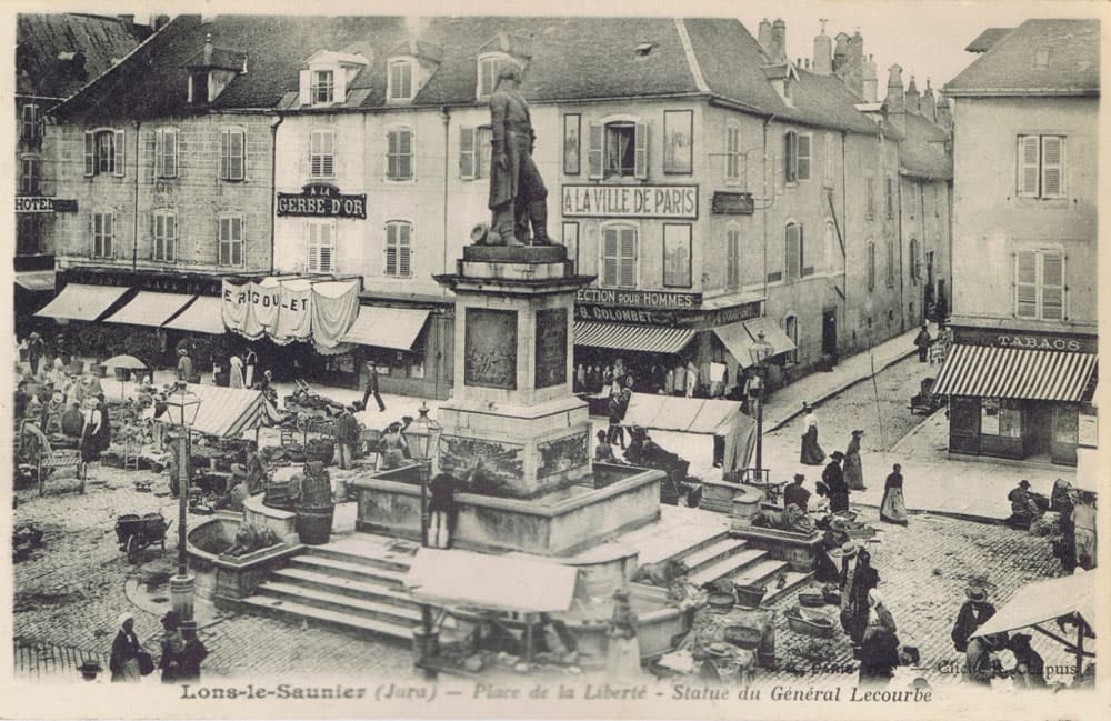 Lons-le-Saulnier (39000&nbsp;-&nbsp;Jura) - Place de la Libert� - Statue du G�n�ral Lecourbe