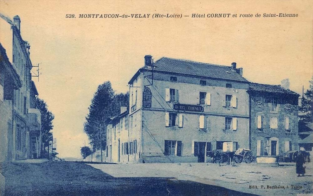 Montfaucon-en-Velay (43290 - Haute-Loire) - Hôtel Cornut et Route de Saint-Etienne