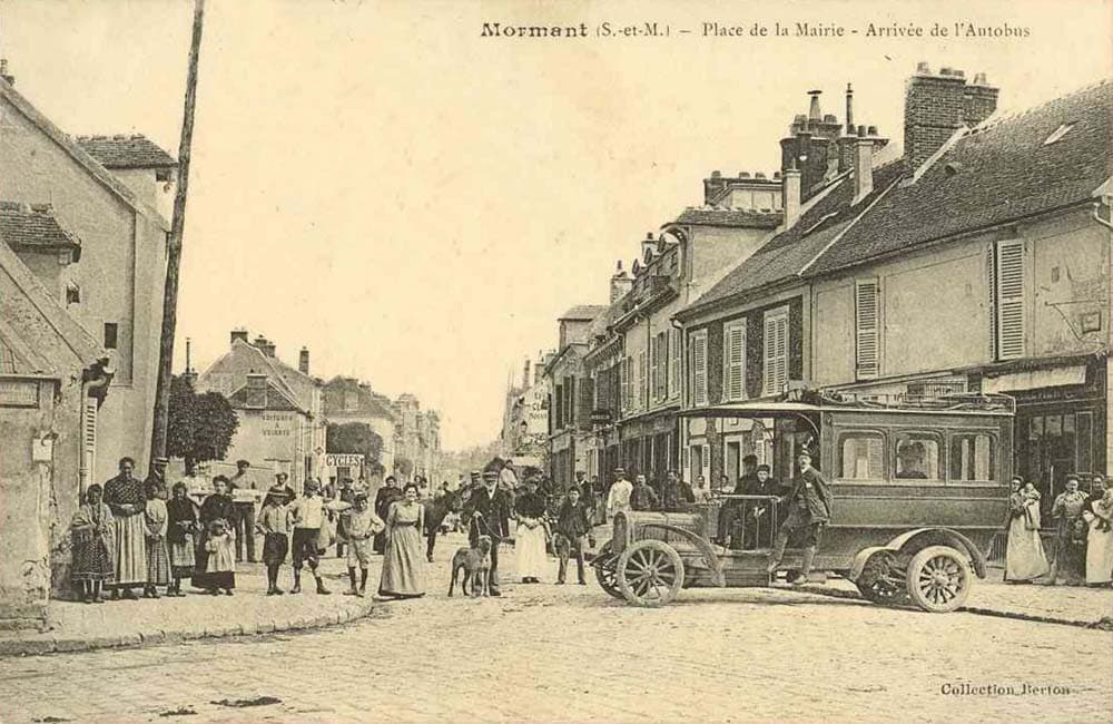 Mormant (77720 - Seine-et-Marne) - Place de la Mairie - Arriv�e de l'Autobus