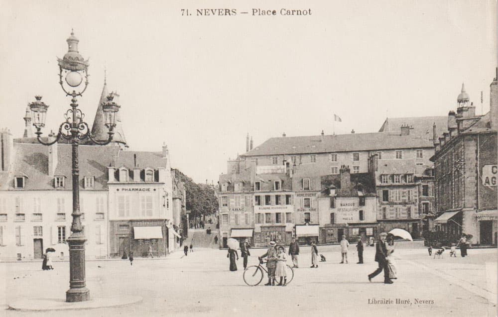 Nevers (58000 - Ni�vre) - Place Carnot