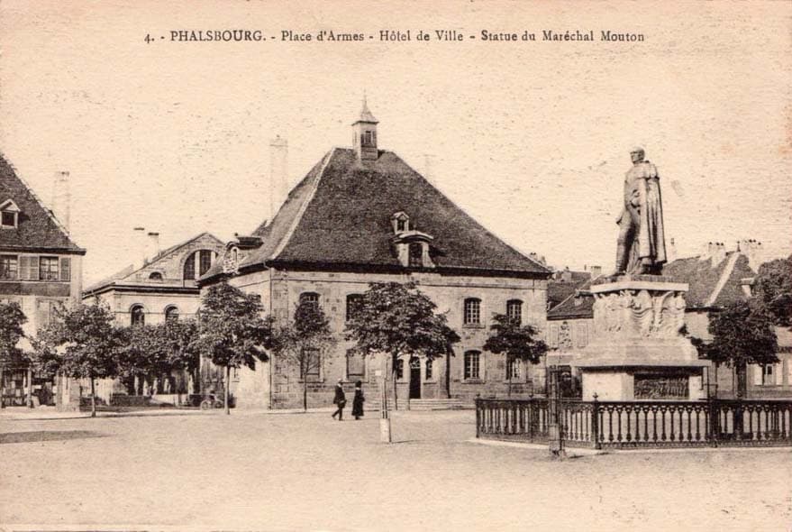 Phalsbourg (57370 - Moselle) - Place d'Armes. H�tel de Ville. Statue du Mar�chal Mouton