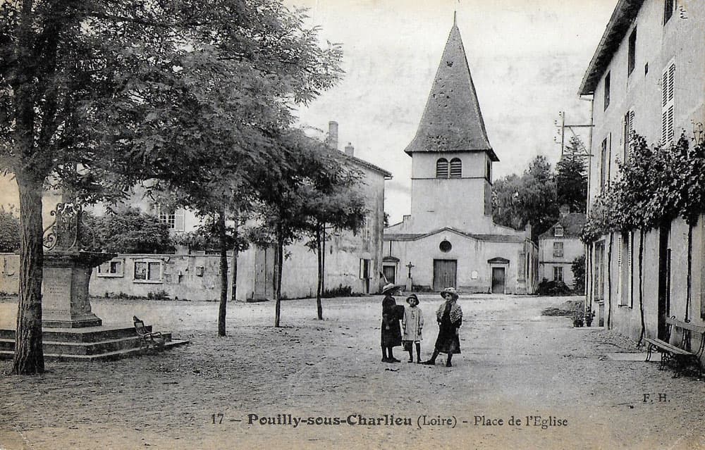 Pouilly-sous-Charlieu (42720 - Loire) - Place de l'Eglise