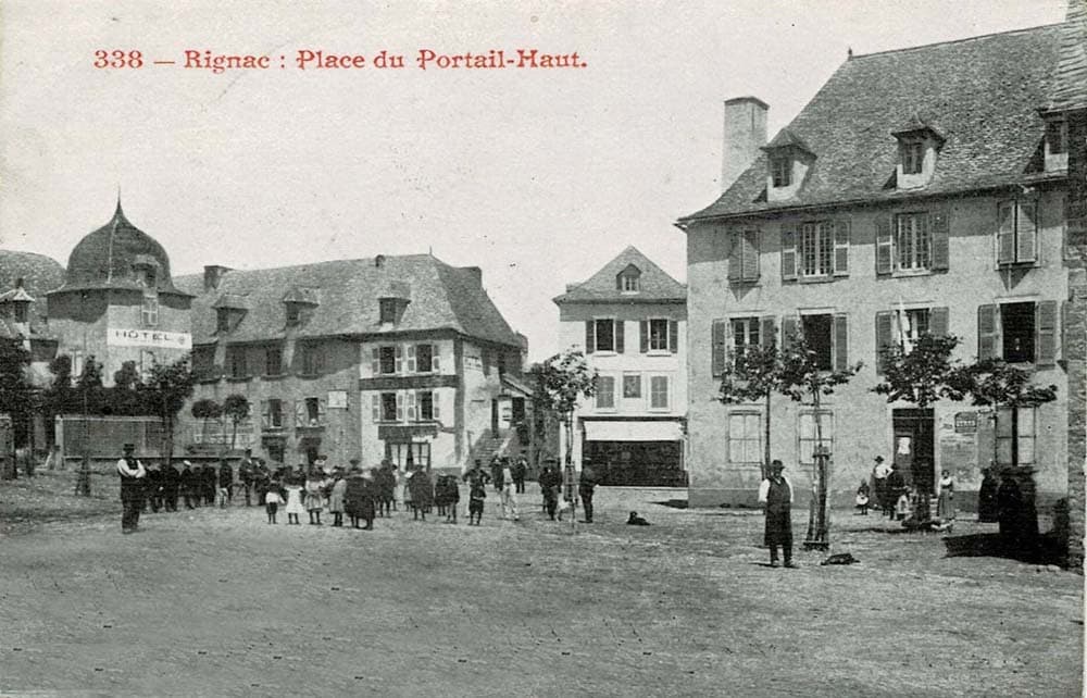Rignac (12390 - Aveyron) - Place du Portail-Haut