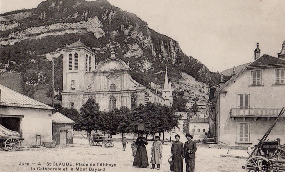 Saint-Claude (39200 - Jura) - Place de l'Abbaye - La Cath�drale et le Mont Bayard