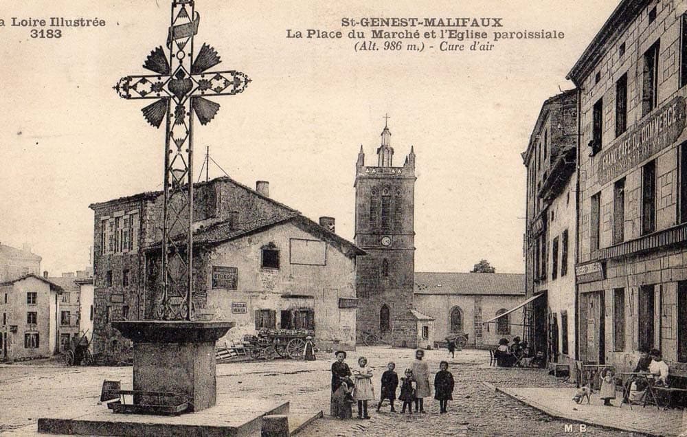 Saint-Genest-Malifaux (42660 - Loire) - Place du March� et Eglise Paroissiale