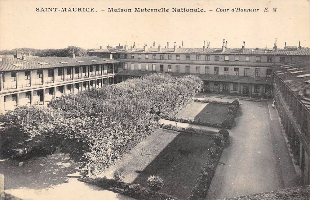 Saint-Maurice - Maison Maternelle Nationale - Cours d'Honneur