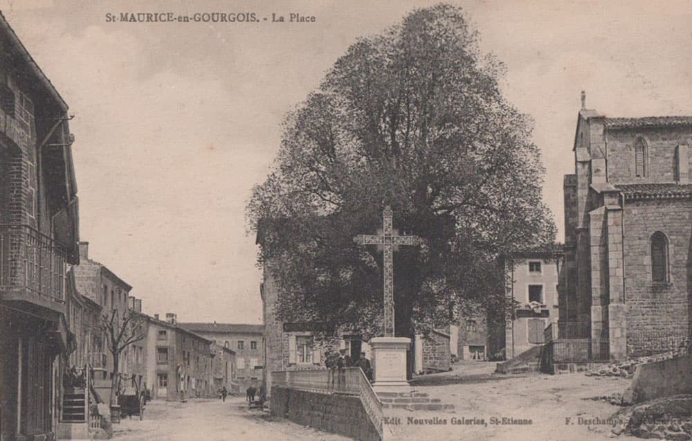 Saint-Maurice-en-Gourgois (42240 - Loire) - La Place