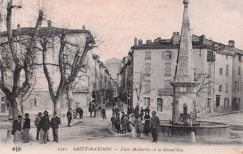 Saint-Maximin-la-Sainte-Baume (83470 - Var) - Place Malherbes et la Grand'Rue