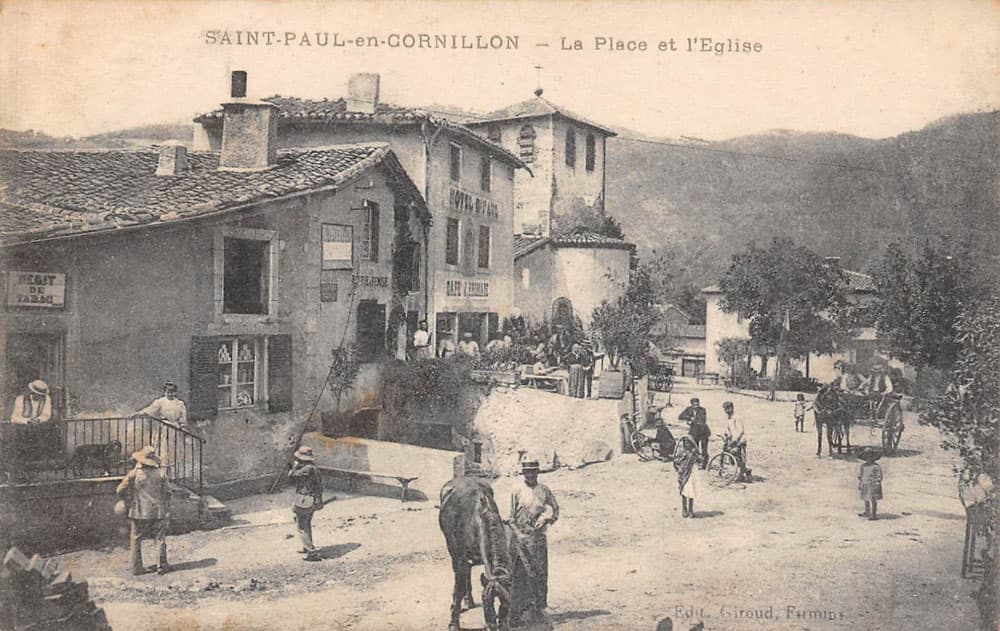 Saint-Paul-en-Cornillon (42240 - Loire) - La Place et l'Eglise