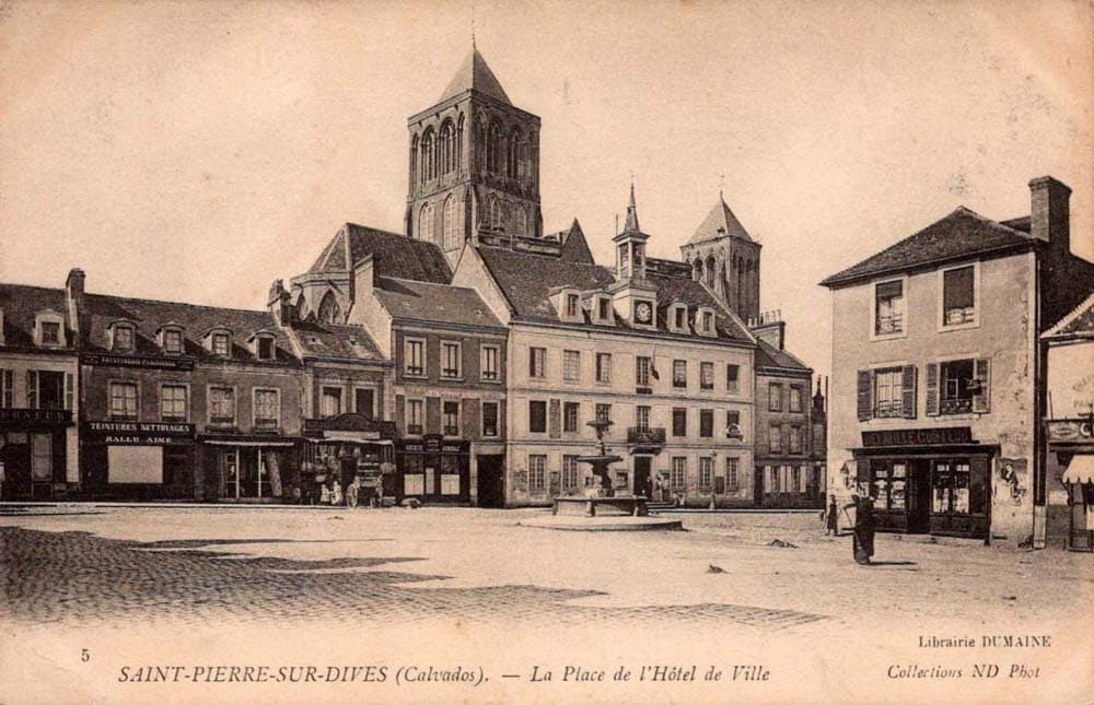 Saint-Pierre-Sur-Dives (14170 - Calvados) - La Place de l'Hôtel de Ville