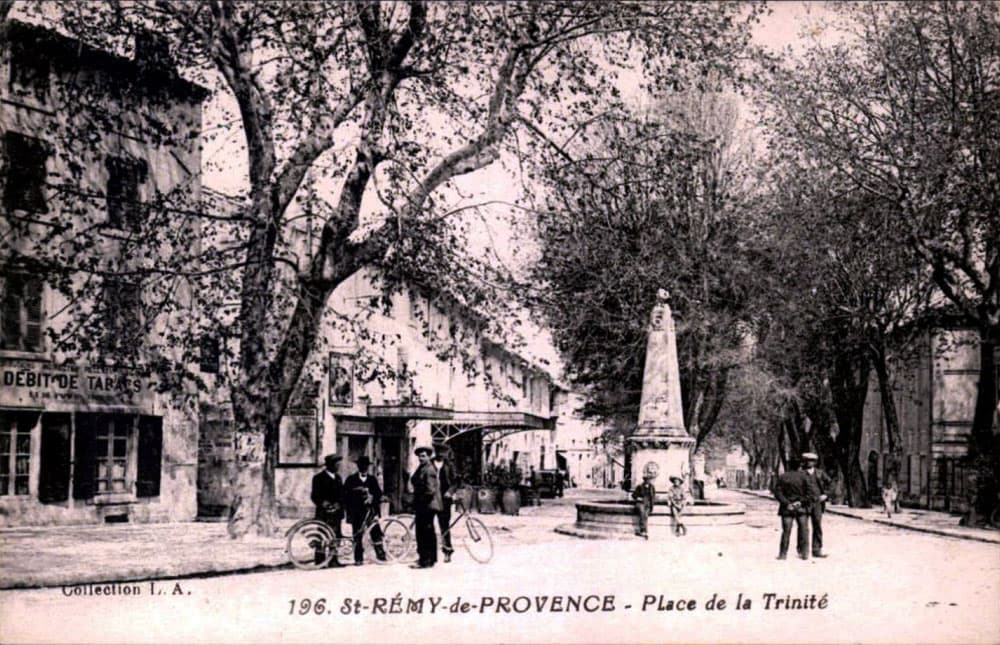 Saint-R�my-de-Provence (13210 - Bouches-du-Rh�ne) - Place de la Trinit�