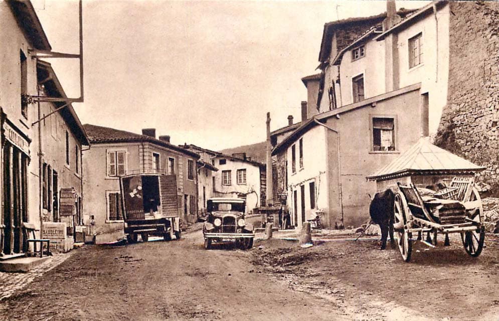 Rue principale de Saint-Romain-en-Jarez (42800 - Loire)