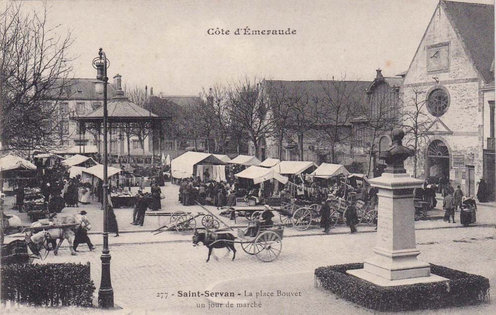 C�te d'Emeraude- Saint-Servan - La Place Bouvet un jour de march�