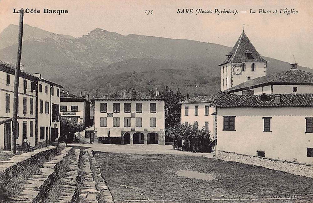 Sare (64310 - Pyr�n�es-Atlantiques) - La Place et l'Eglise