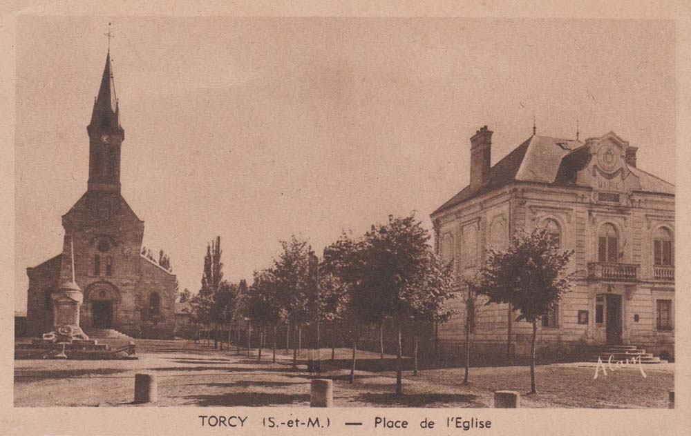Torcy (77200 - Seine-et-Marne) - Place de l'Eglise