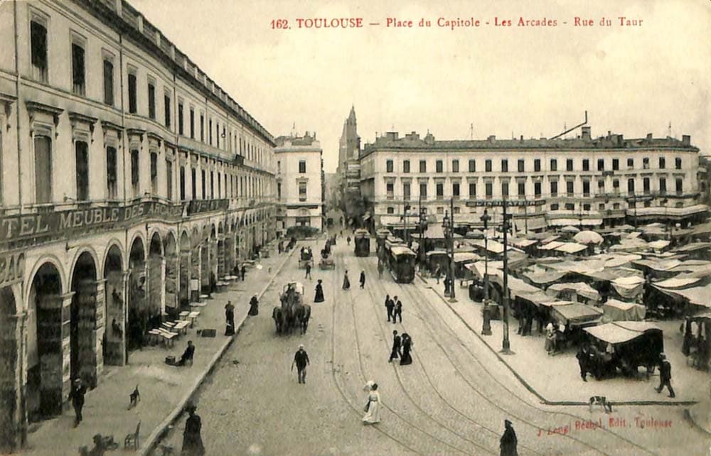 Toulouse (31000 - Haute-Garonne) - Place du Capitole - Les Arcades - Rue du Taur