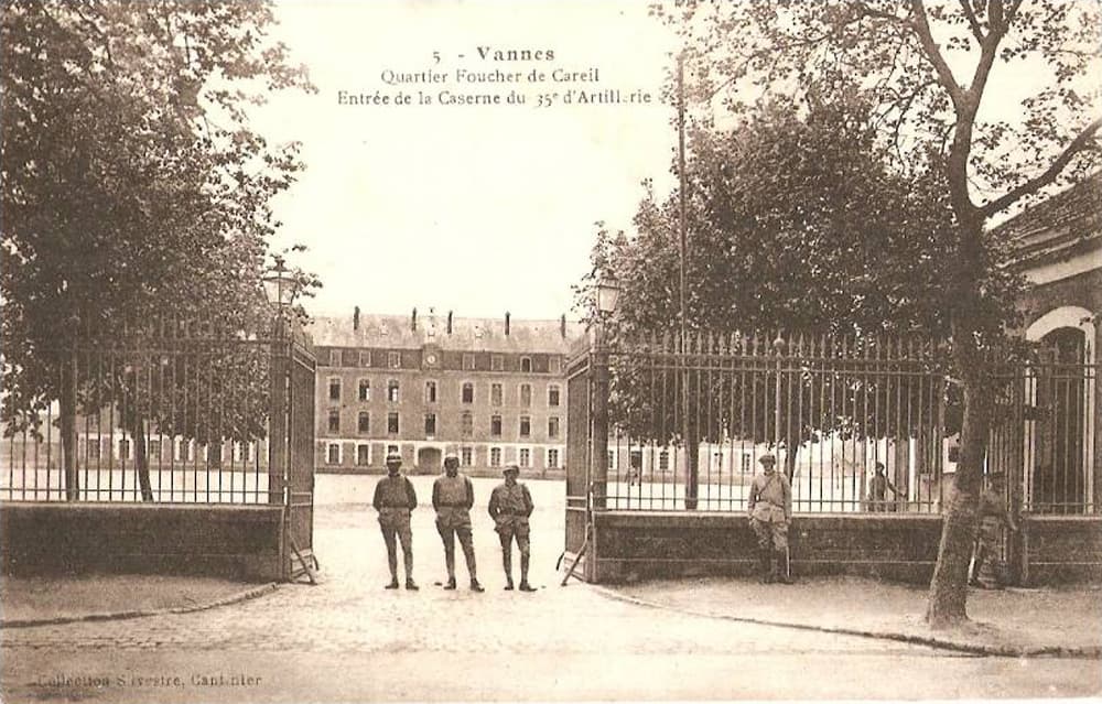 Vannes - Quartier Foucher de Careil - Entr�e de la caserne du 35e d'Artillerie - Collection Silvestre, Cantinier