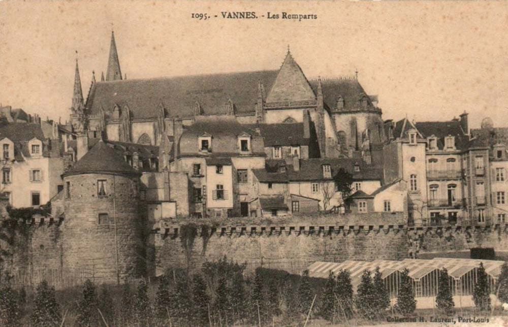 Vannes (56000 - Morbihan) - Les Remparts et la Cath�drale