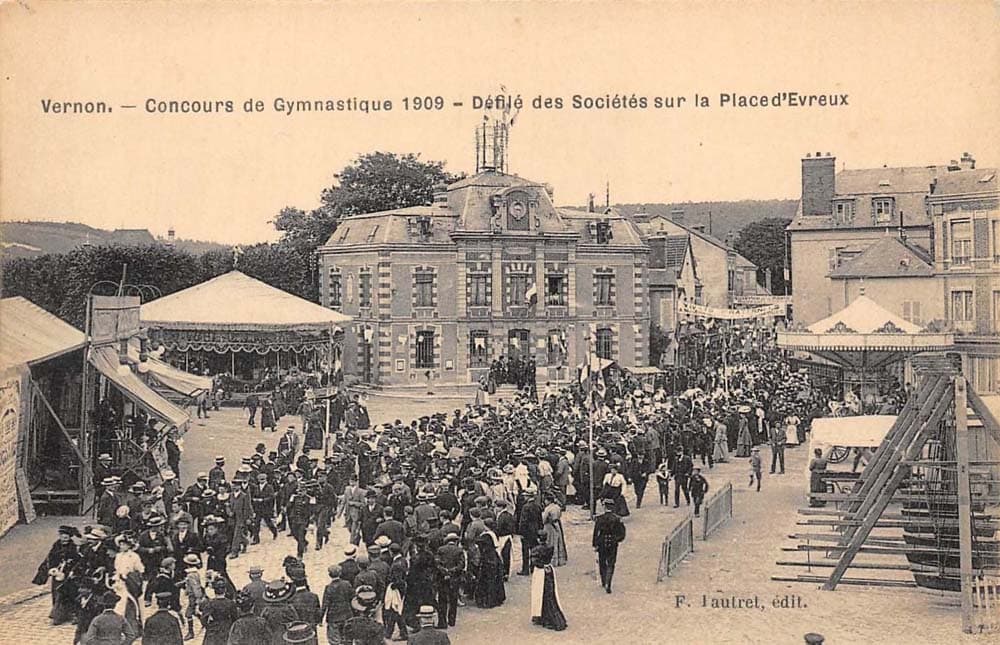 Vernon (27200 - Eure) - Concours de Gymnastique 1909. Défilé des Sociétés sur la Place d'Evreux