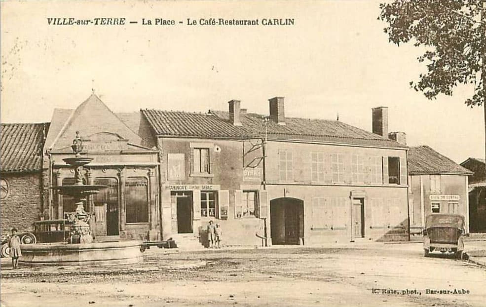 Ville-sur-Terre - La Place - Le Caf�-Restaurant Carlin