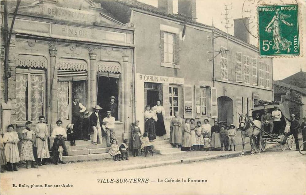 Ville-sur-Terre - Le Caf� de la Fontaine - R.Carlin