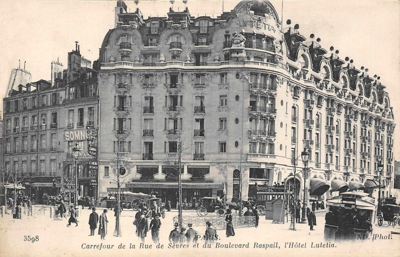 Carrefour de la Rue de Sèvres et du Boulevard Raspail, l'Hôtel Lutetia