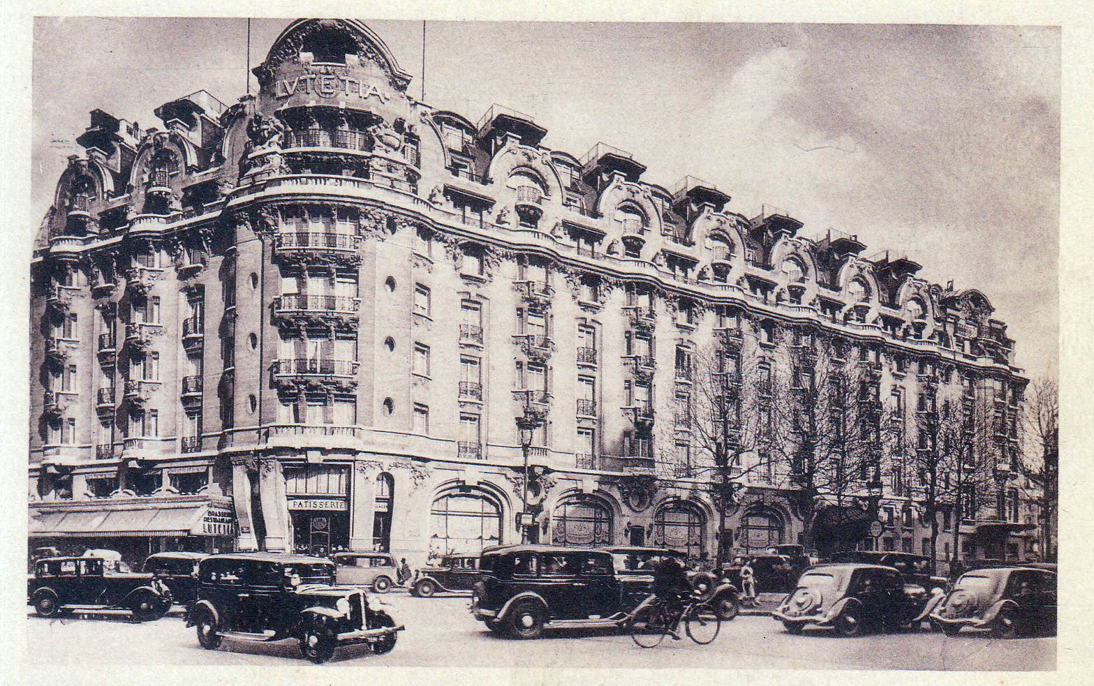 Carrefour de la Rue de Sèvres et du Boulevard Raspail avec de vieilles automobiles, l'Hôtel Lutetia